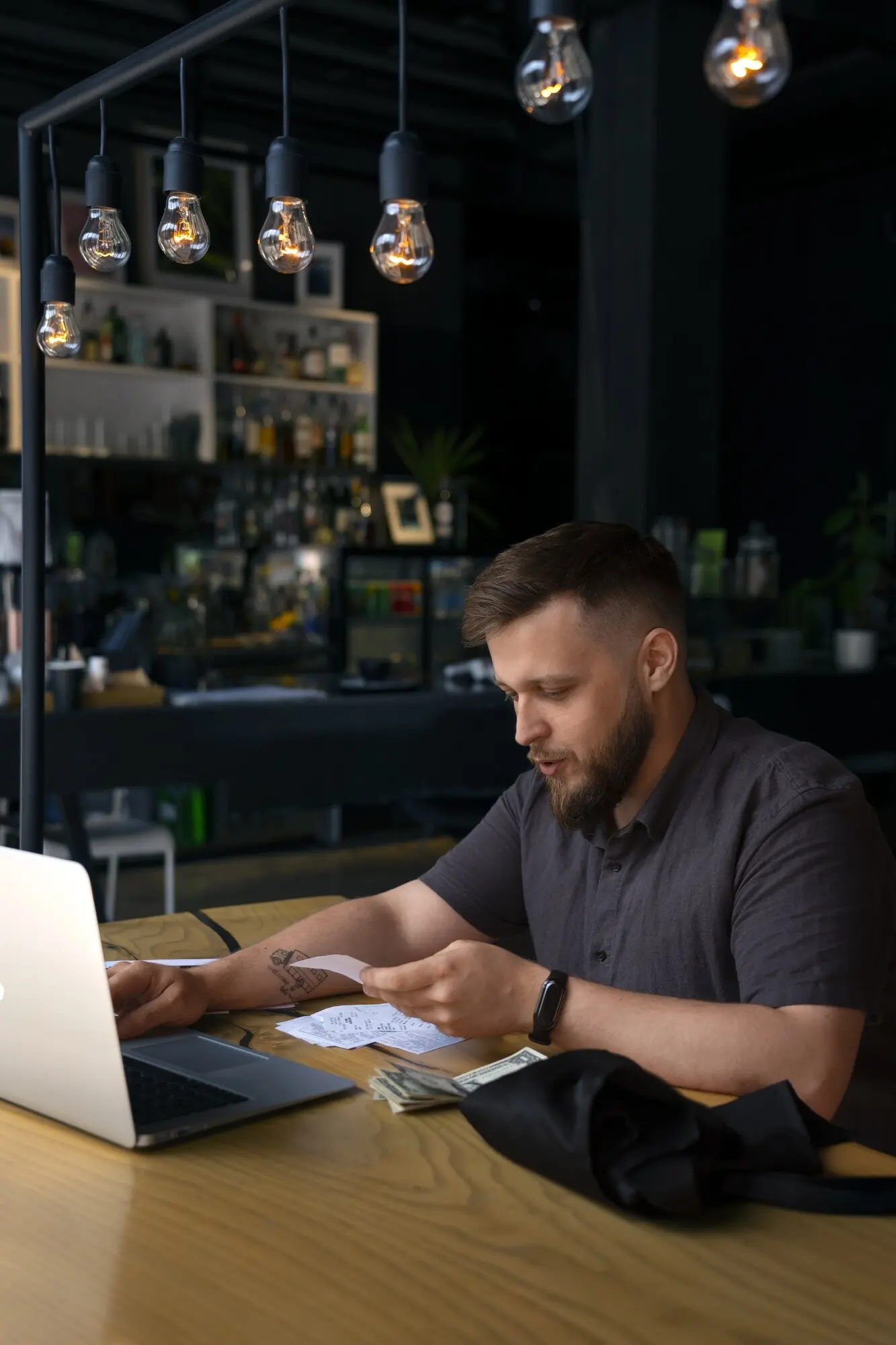 Halbnahe Aufnahme eines Plus-Size-Mannes, der als Barista arbeitet.