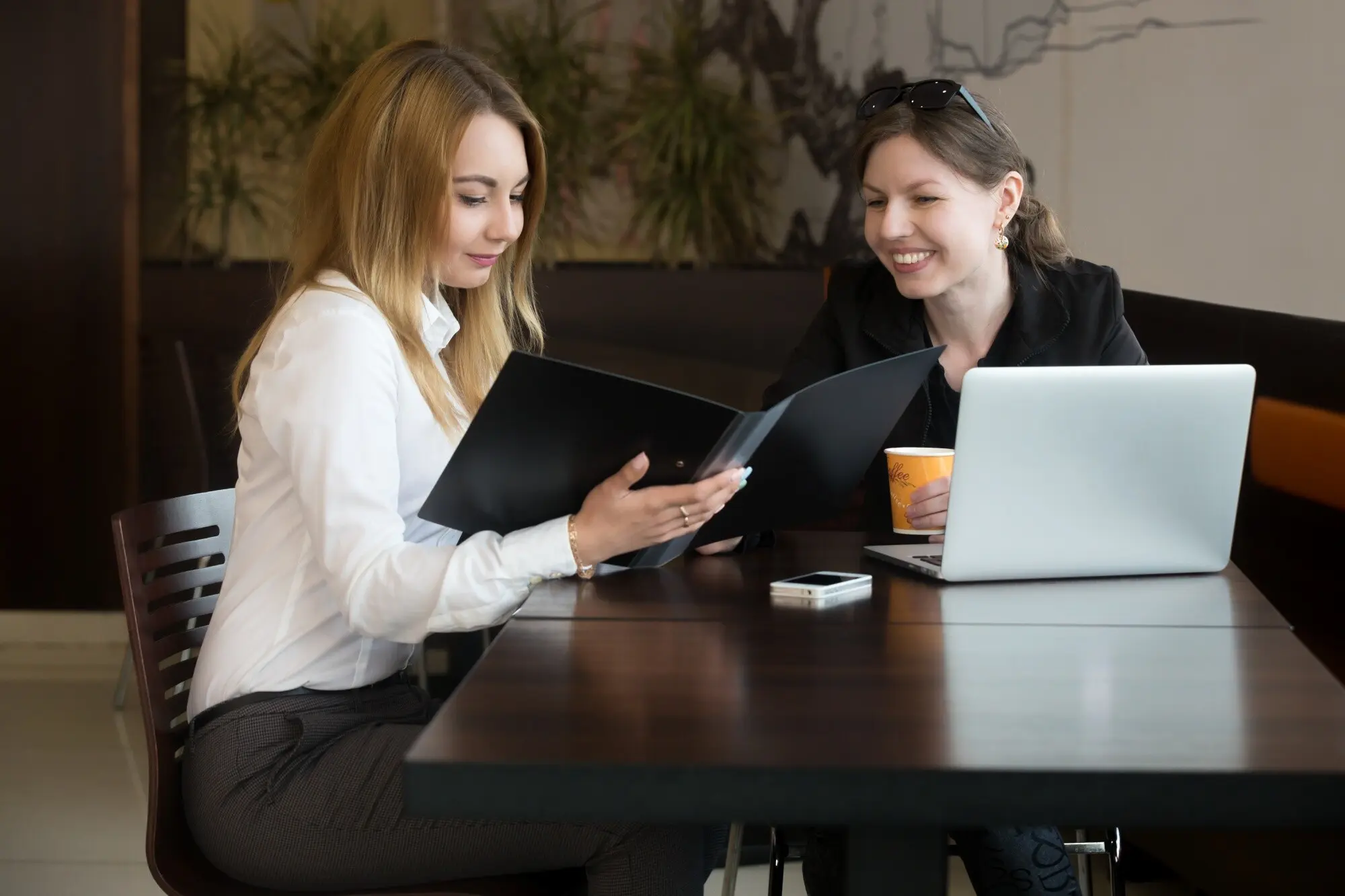 Arbeitskollegen beim Lesen des Finanzberichts